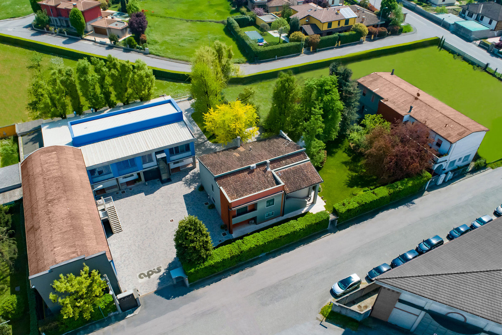 Vista aerea della sede Apis a Vescovato, con lo stabilimento e il logo Apis disegnato nel cortile